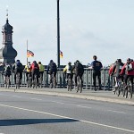 Gruppe der Radfahrer auf der Theodor-Heuss-Brücke Bild von Harald Lipp Gruppe der Radfahrer auf der Theodor-Heuss-Brücke Bild von Harald Lipp