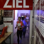 Die Siegerin bei den Frauen, Suzy Walsham (SIN) im Ziel