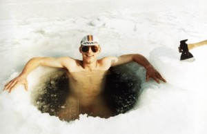 Stefan Schlett beim Eisbaden Eisbaden > Die Badesaison ist eröffnet
