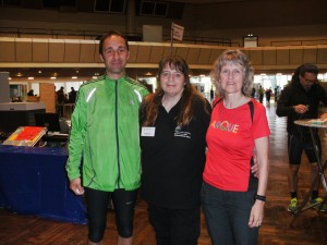 Marita Brenk, Heike Braun und Martin Eberlein in Würzburg bei der Anmeldung