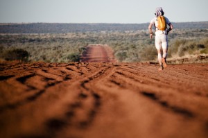 Norman Bücher läuft durch die australische Steppe