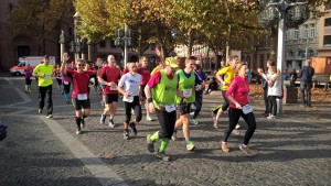 Läufergruppe auf dem Domplatz