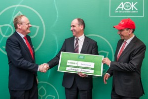 Bernd Kraus, Organisator Wuzze-Lauf; Detlef Lamm, Vorstandsvorsitzender der AOK Hessen; Michael Lederer, stellv. Vorstandsvorsitzender der ARQUE (von links) - Foto © Dieter Friese