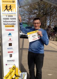 Ulrich Tomaschewski mit seiner Startnummer bei der Startnummernausgabe
