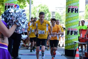 Ein Feuerwehrteam startet zum SkyRun vor dem MesseTurm