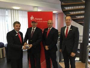 Münzübergabe: v.l.n.r. Harald Koch, Michael Lederer, Mario Michel