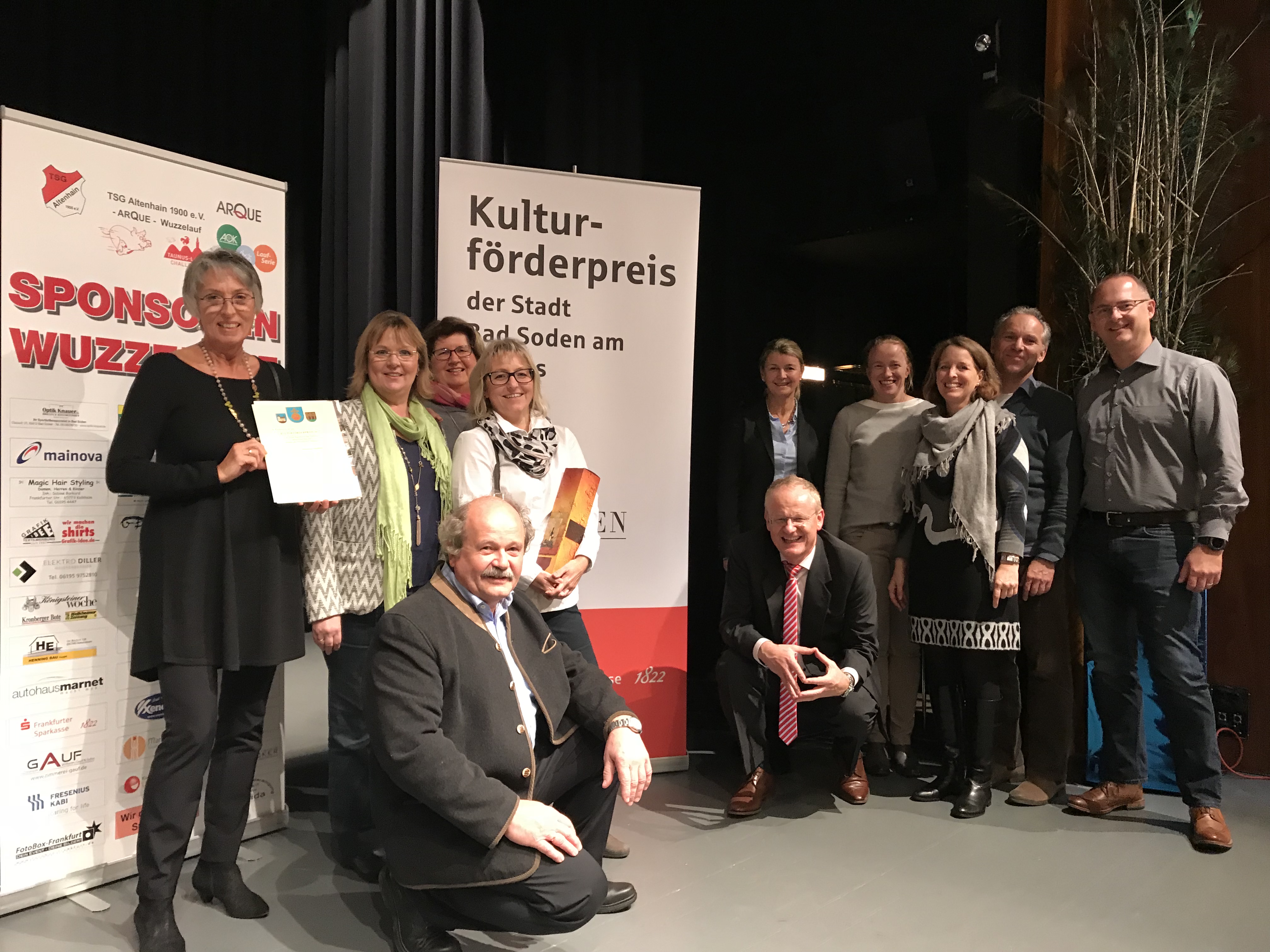 Gruppenfoto auf der Bühne bei der Preisverleihung