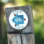 Schild cycle-route auf Holzpfosten