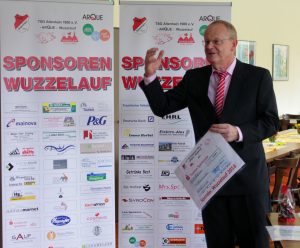 Bernd Krause bei der Spendenübergabe