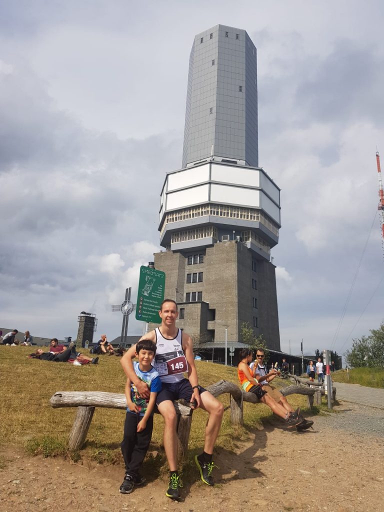 Andreas Fruhmann mit dem Sendeturm auf dem Feldberg im Hintergrund