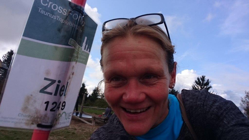 geschafft, Lächelnd am Zielschild