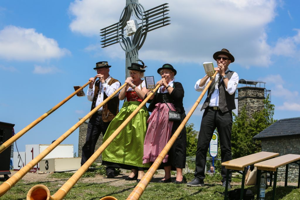 Das Gipfelkreuz, im Vordergrund Alphornbläser