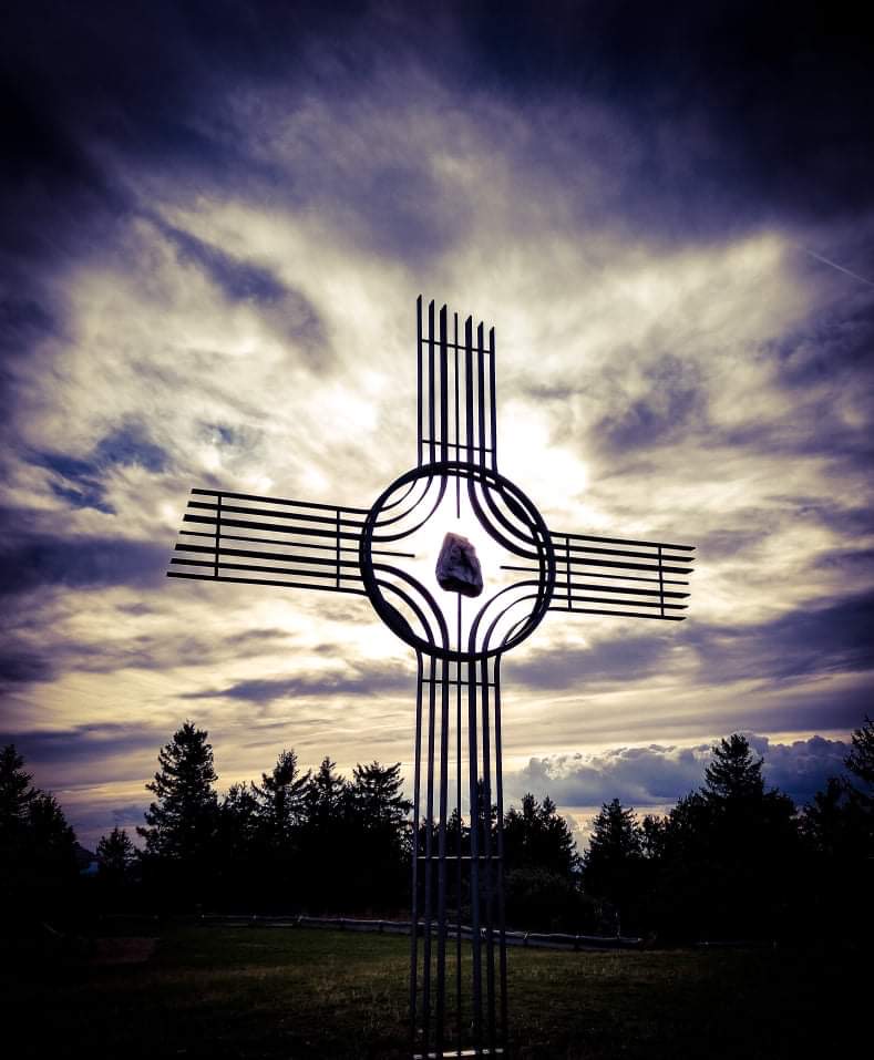Kreuz im Fokus des Sonnenlichts