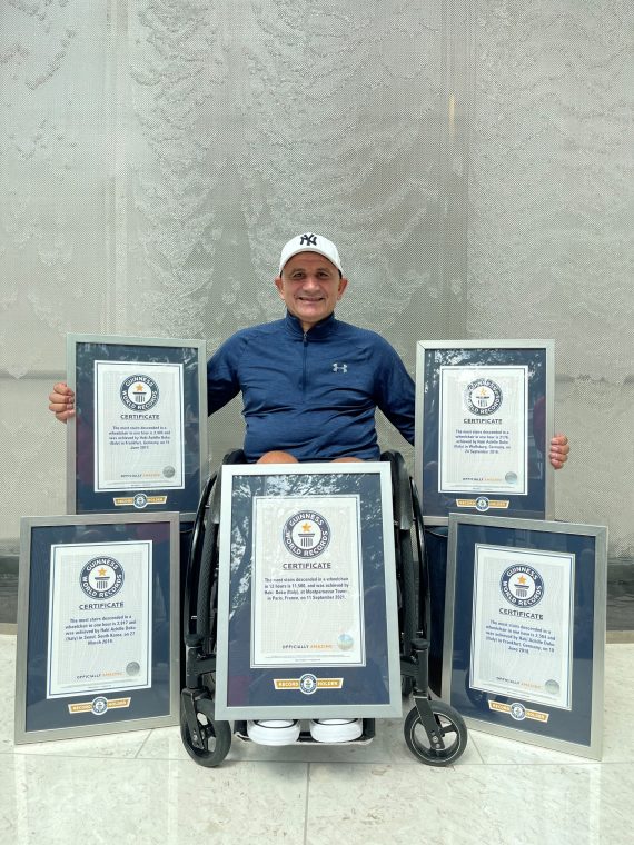 Haki Doku mit 5 Bilderrahmen, in denen die Weltrekordzertifikate von ihm zu erkennen sind.